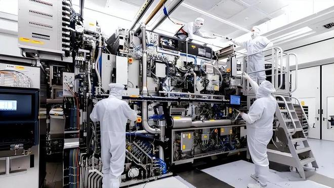 央视首次向全世界展示最先进光刻机！